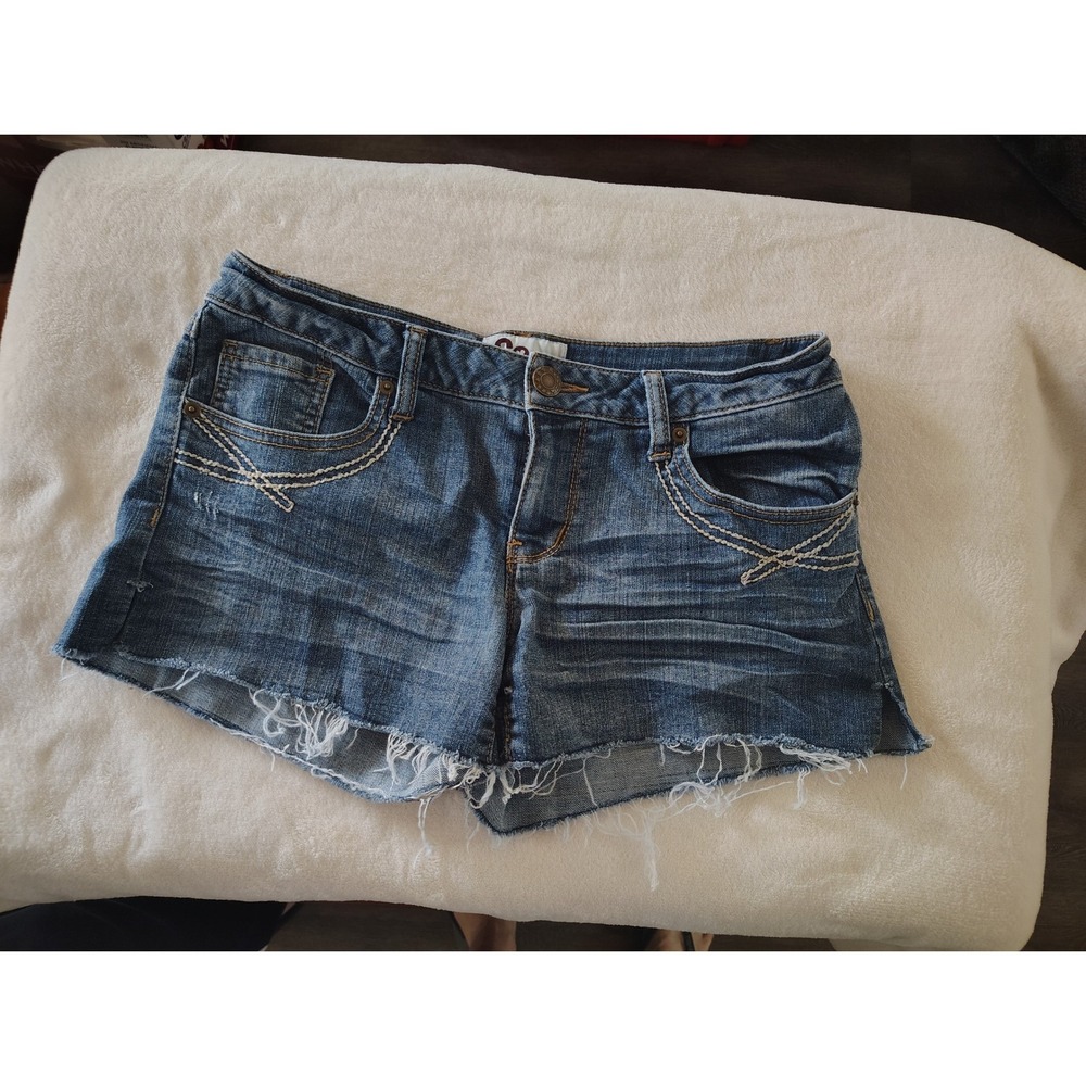 SO Denim Cutoff Shorts Womens 9 Medium Wash Low Rise Frayed Hem Whiskered Blue‎